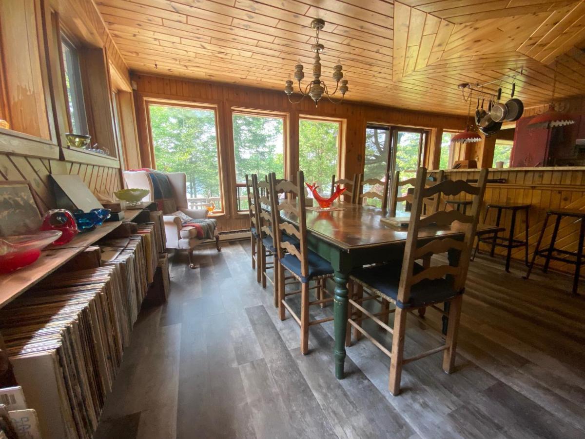 Chalet "Ici Et Maintenant, Sur Le Lac" Sainte-Marguerite-du-Lac-Masson Exterior photo